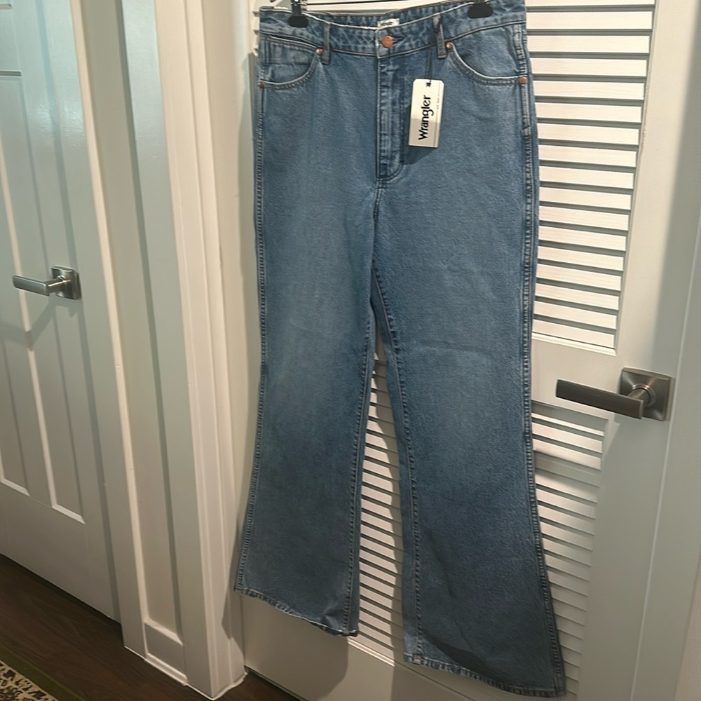 NWT Wrangler Bonnie Loose Flair Five Pocket Jeans. Size W 31”xL34”